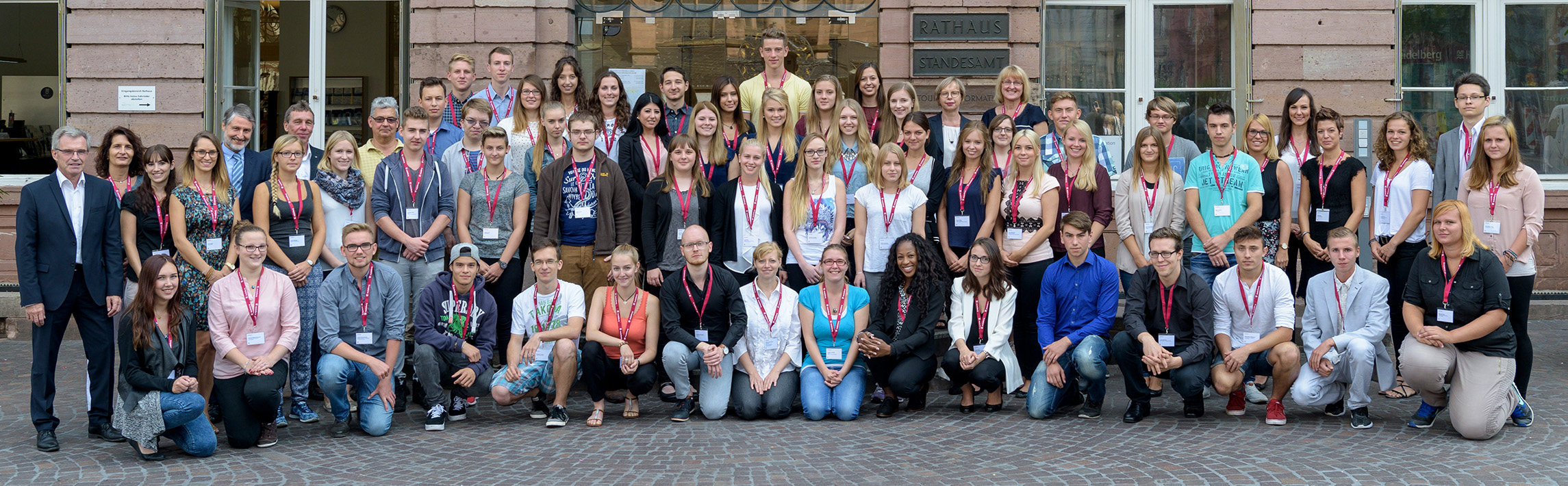 Trainees stand in front of the city hall. (Photo: Rothe)